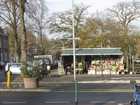 905708 Gezicht op de bloemenkiosk op het Willem van Noortplein te Utrecht, vanuit de Van Swindenstraat.